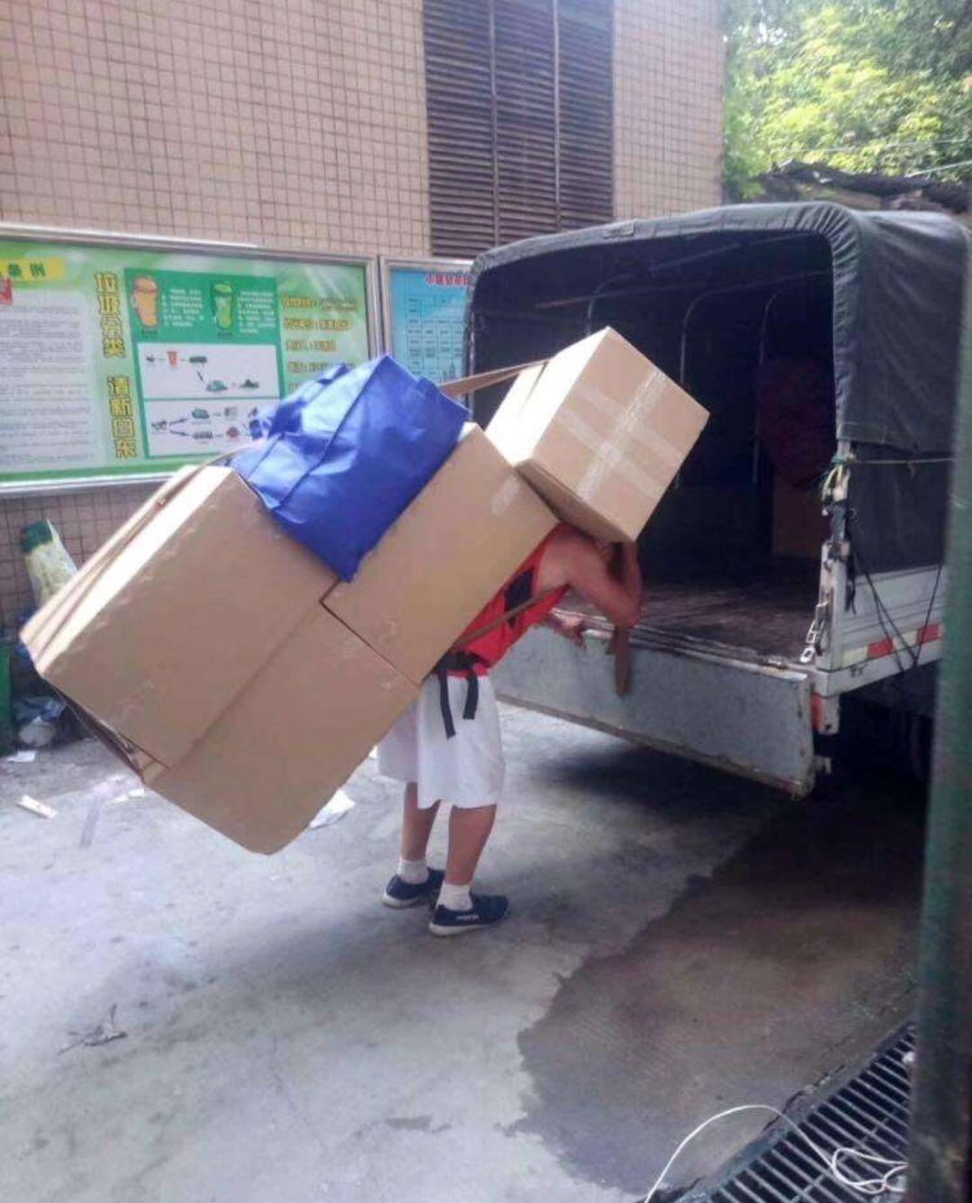 随州工人搬运上车